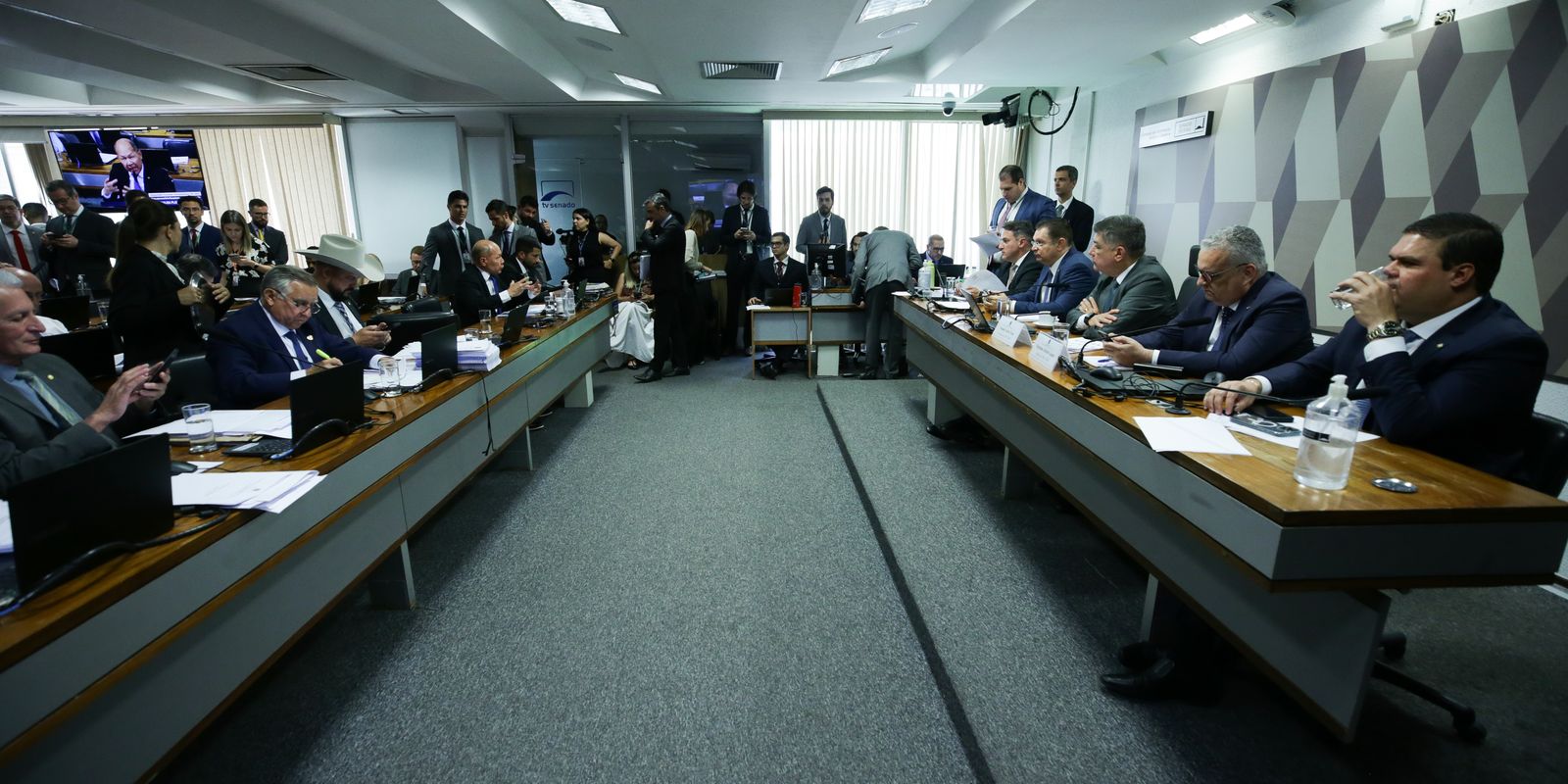 CPMI cancels session after investigators present certificate and HC