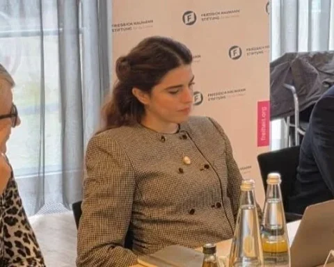 Carolina Barrero (en el centro) durante la presentación del informe 'Cuba en la guerra en Ucrania: evidencias del reclutamiento masivo de combatientes para Rusia'