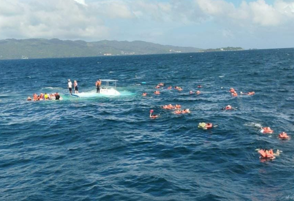 Catamaran with tourists sinks in Samaná Bay