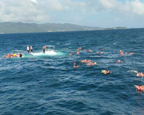 Catamaran with tourists sinks in Samaná Bay