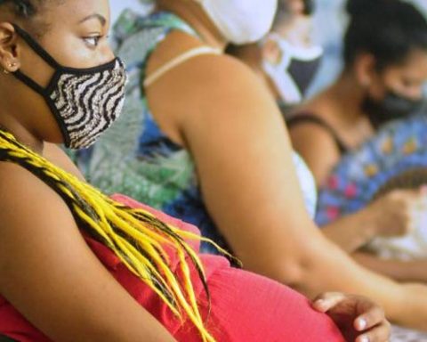 Chikungunya can be transmitted from mother to child and can be fatal in 10% in the neonatal period.