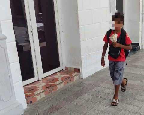 Un niño vendiendo maní en la ciudad de Holguín
