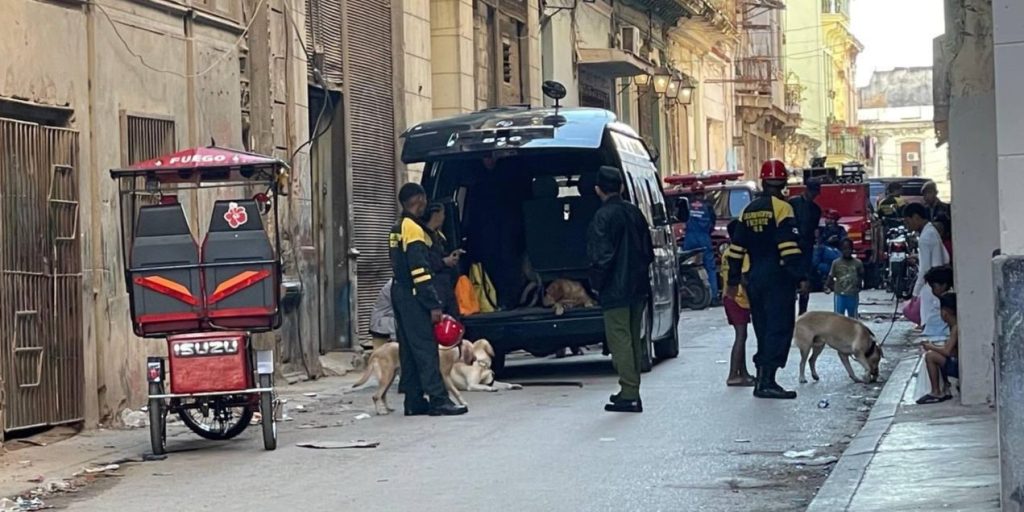 Rescatistas en la calle del derrumbe