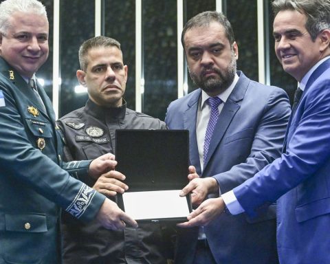 Congress honors police officers killed during Operation Containment