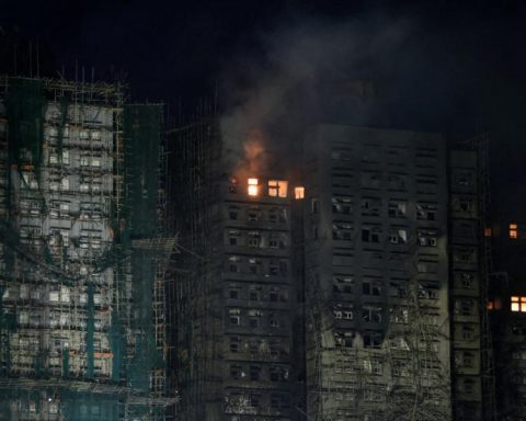 Construction company bosses arrested for fire in Hong Kong; There are 83 dead and 300 missing