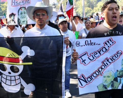 Contingents of the Generation Z march arrive at the Zócalo and tear down fences