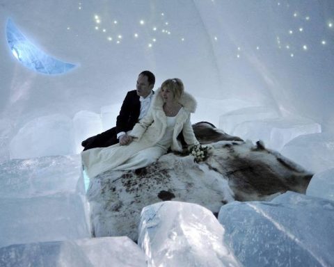 Couple braves snowstorm and marries on Canadian glacier