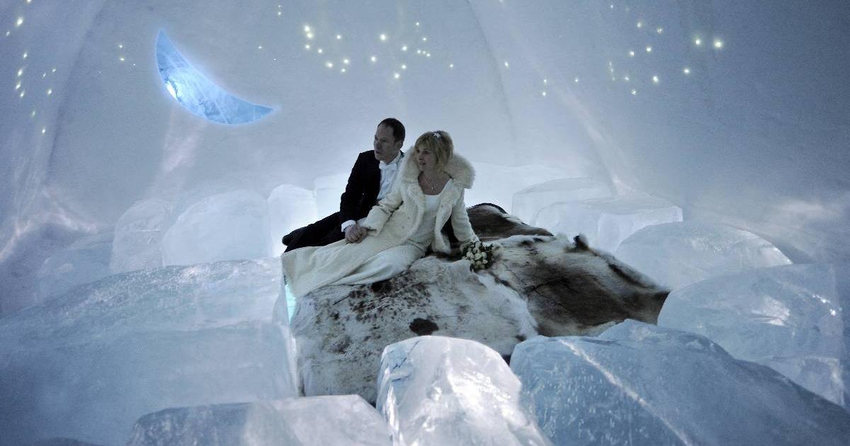 Couple braves snowstorm and marries on Canadian glacier