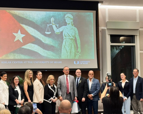 Cuban exiles create the organization 'Defensa CD' to protect victims of repression