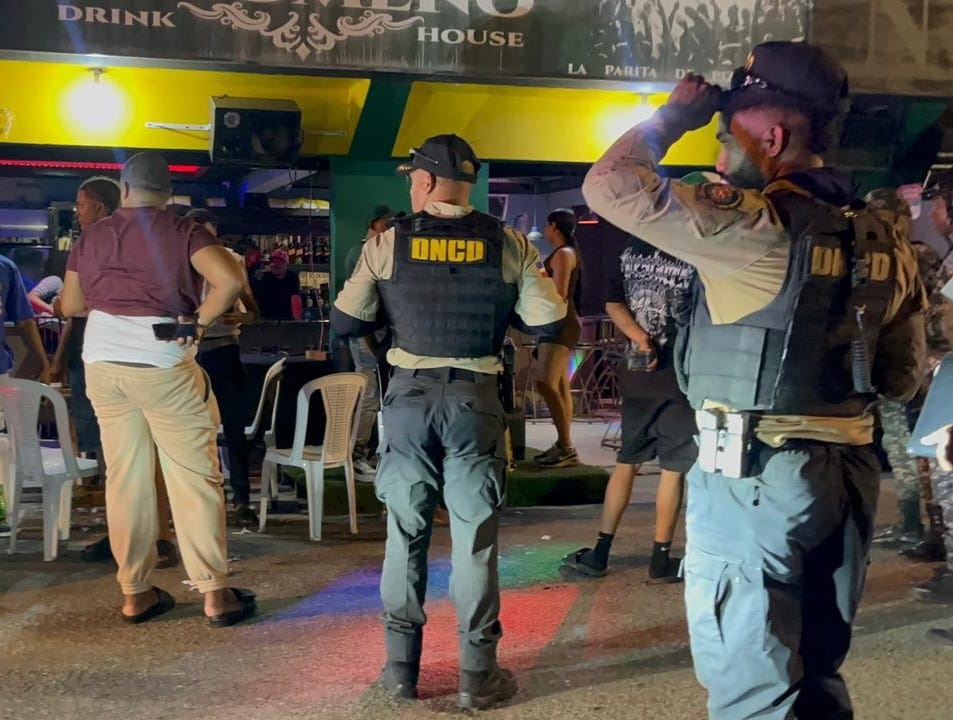 DNCD captures a recognized micro-trafficker with drugs and weapons in Santiago