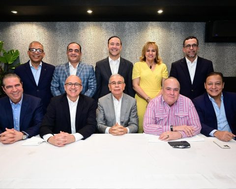 Danilo Medina reúne aspirantes presidenciales PLD