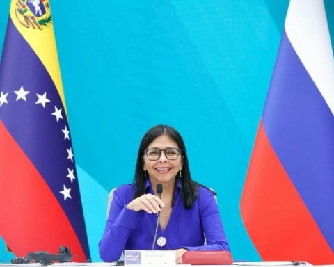 Delcy Rodríguez accuses the US of promoting air isolation against Venezuela