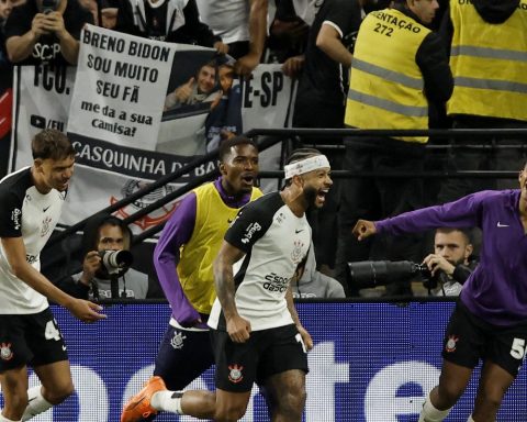 Depay and Yuri Alberto unbalance and Corinthians beat Majestoso