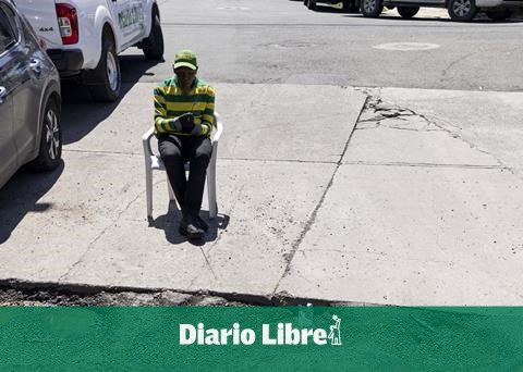 Deterioration of asphalt in Gascue speed bump requires repair