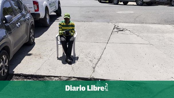 Deterioration of asphalt in Gascue speed bump requires repair