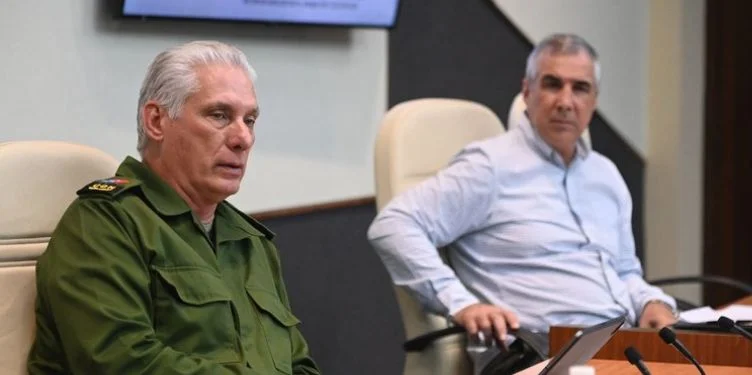 Miguel Díaz-Canel (izquierda) en la Reunión de Expertos y Científicos para temas de Salud celebrada este martes