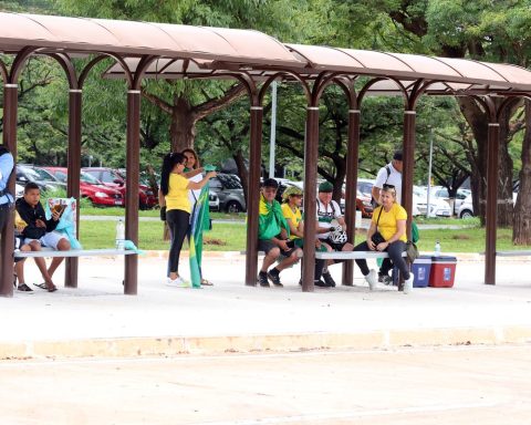 Doctor and lawyers visit Bolsonaro before custody hearing