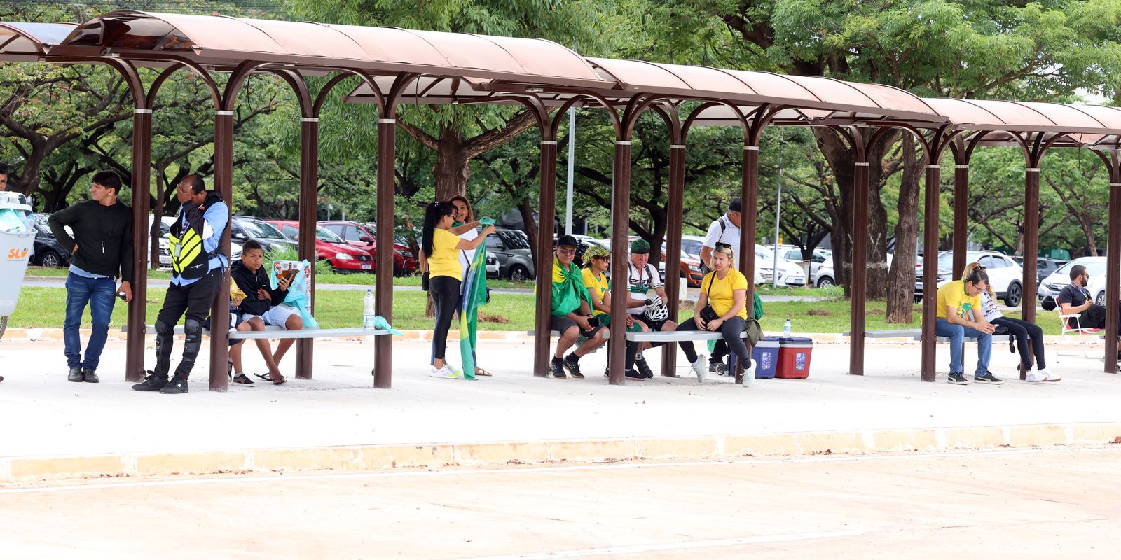 Doctor and lawyers visit Bolsonaro before custody hearing