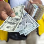 Dollar today: closes at S/3,369 and falls compared to Friday