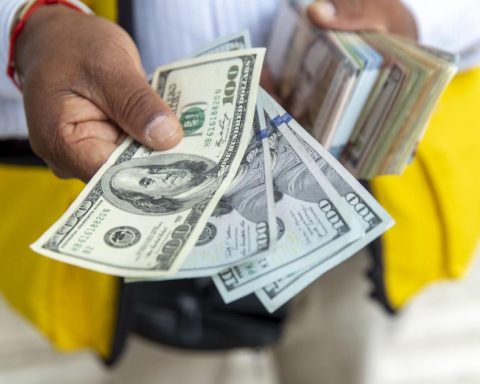 Dollar today: closes at S/3,369 and falls compared to Friday