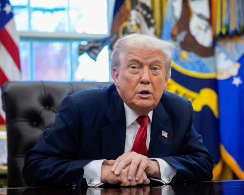 Donald Trump affirms that he will speak with Maduro soon to tell him "something very specific"