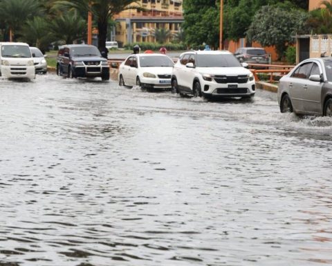Aguaceros inundan calles y avenidas; 23 provincias bajo alerta por vaguada y onda tropical