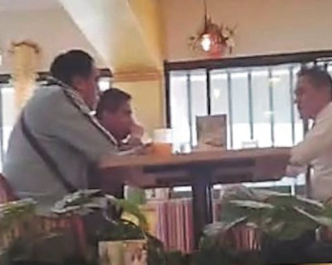 During working hours, the manager of the Municipality of Huancayo 'dispatches' in a chicharronería