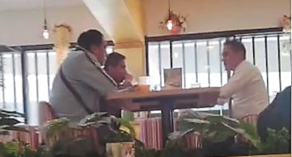 During working hours, the manager of the Municipality of Huancayo 'dispatches' in a chicharronería