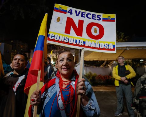 Ecuador says “No” in referendum for new constitution and Noboa accepts defeat