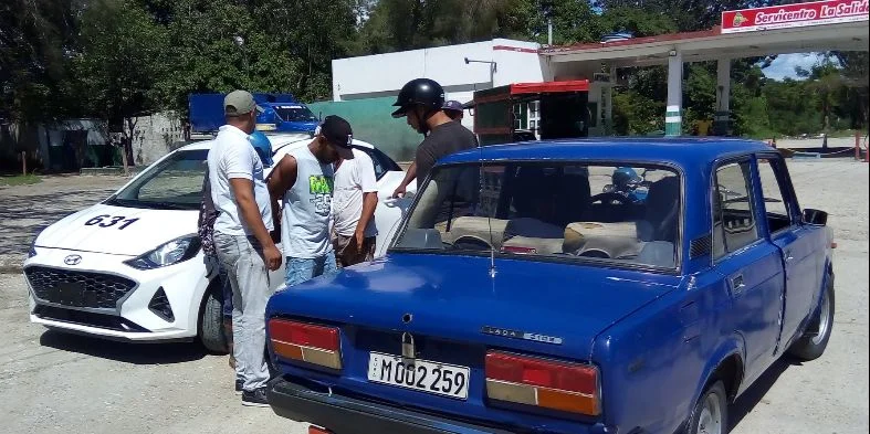 Momento de la detención de uno de los implicados en la supuesta "red dedicada a la estafa mediante la compraventa fraudulenta de dólares"