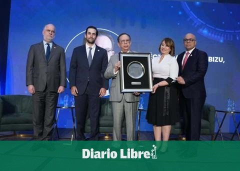 El Dinero Economic Forum recognizes Valdez Albizu