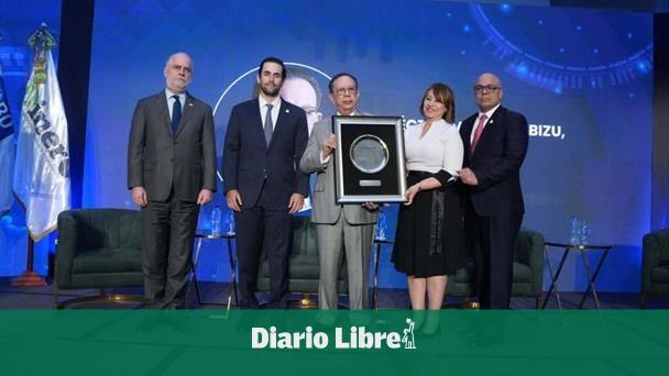 El Dinero Economic Forum recognizes Valdez Albizu