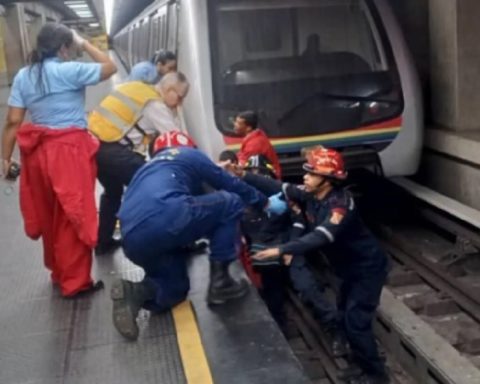 Elderly adult decompensated and fell onto the rails of the Caracas Metro