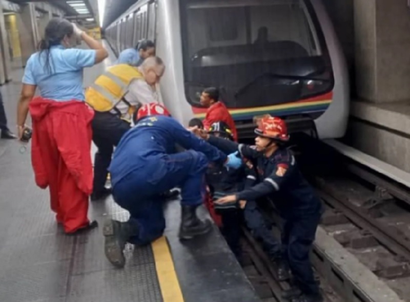 Elderly adult decompensated and fell onto the rails of the Caracas Metro