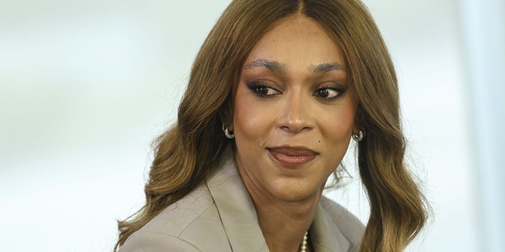 Erika Hilton accuses Nikolas Ferreira of using a cell phone near Bolsonaro