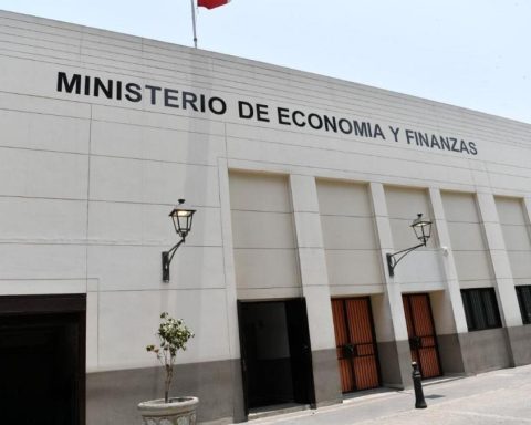 Executive approves emergency decree that establishes extraordinary measures of austerity and efficiency of public spending