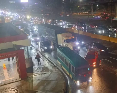 Extensos tapones paralizan el tránsito nocturno este miércoles