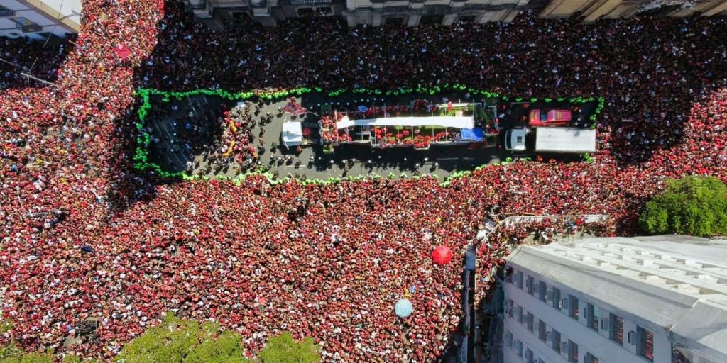 Families join the crowd to celebrate Flamengo's title in RJ