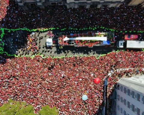 Families join the crowd to celebrate Flamengo's title in RJ