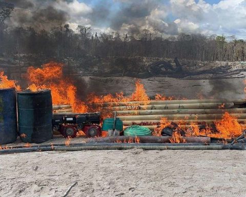 Fanb destroys logistical material for illegal mining in Amazonas