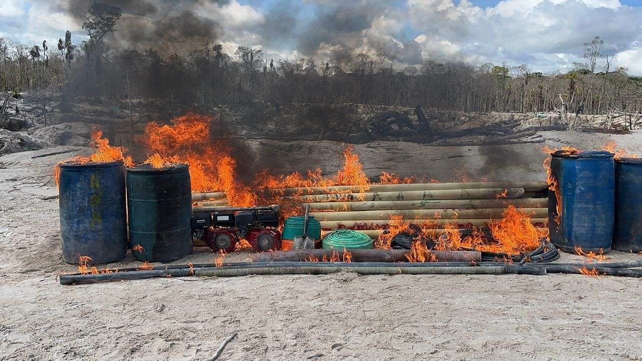 Fanb destroys logistical material for illegal mining in Amazonas