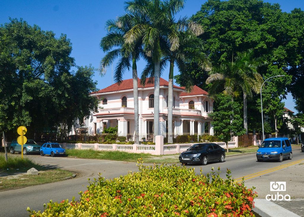 Torre reloj en la Quinta Avenida de Miramar, en La Habana. Foto: Otmaro Rodríguez.