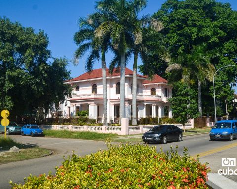 Torre reloj en la Quinta Avenida de Miramar, en La Habana. Foto: Otmaro Rodríguez.