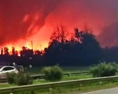 Fire causes an explosion in an industrial park in the Argentine town of Ezeiza