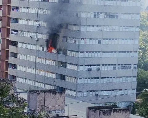 Incendio de un apartamento del edificio de la calle Lombillo 792, entre Hidalgo y Estancia, en el municipio Plaza de la Revolución