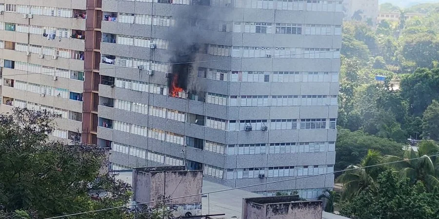 Incendio de un apartamento del edificio de la calle Lombillo 792, entre Hidalgo y Estancia, en el municipio Plaza de la Revolución