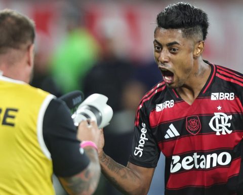 Fla wins, takes advantage of Palmeiras' defeat and returns to equal rival