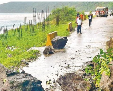 El Derrumbao tenía ayer el tránsito obstruido.