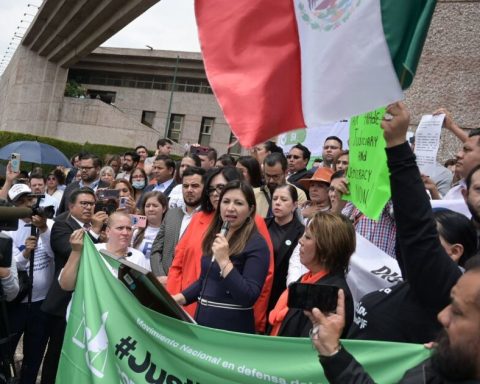 Former judges prepare indefinite sit-in for compensation