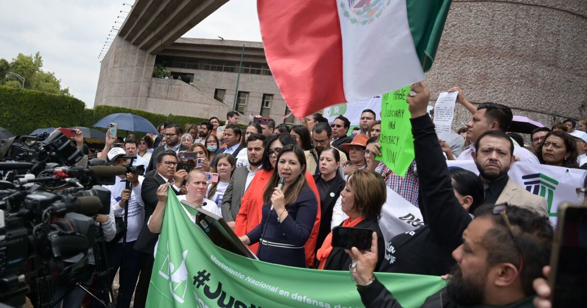 Former judges prepare indefinite sit-in for compensation